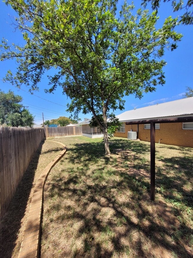 Building Photo - Move in ready 3 bed 2 bath home with 2 car...