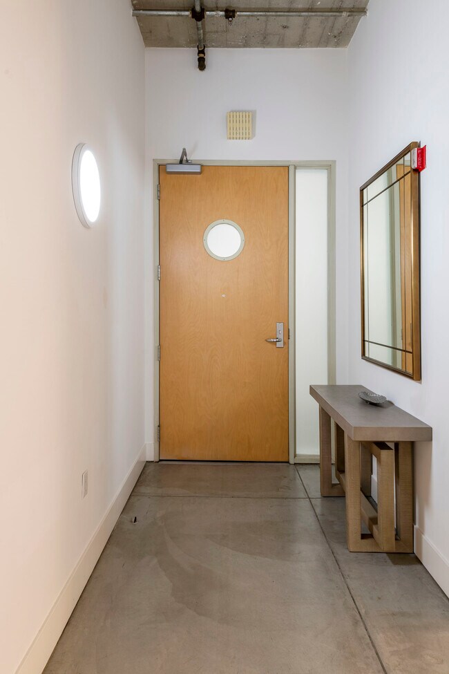 Building Photo - 300 Beale St