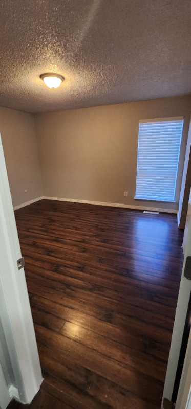 Building Photo - 300 Cottonwood Ln