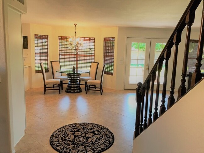 Building Photo - Beautiful 4Bd x 2.5Bath w/ HUGE Backyard &...
