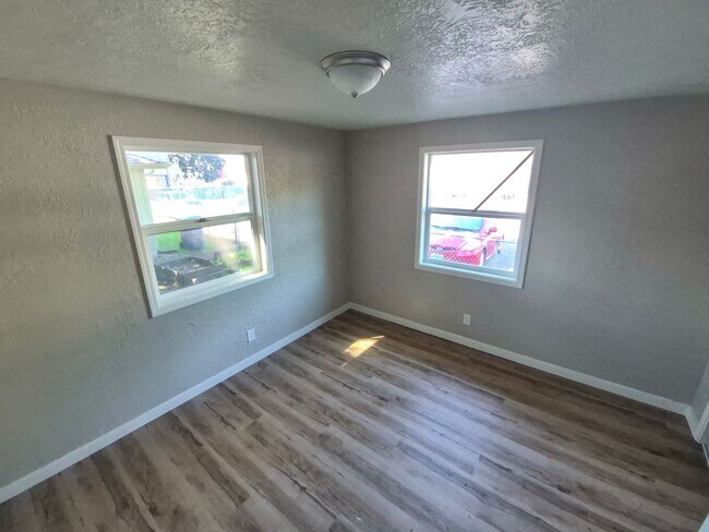 Building Photo - 515-545-545 22nd St SE