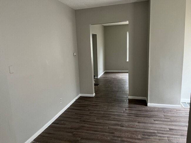 Building Photo - Spacious and Elegant 4 Bedroom Residence w...
