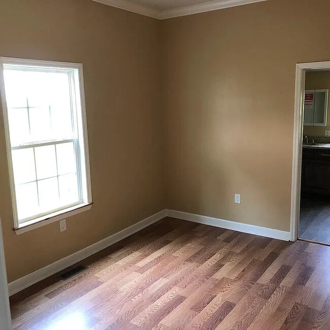 Building Photo - 4 Bedroom 3 Bathroom