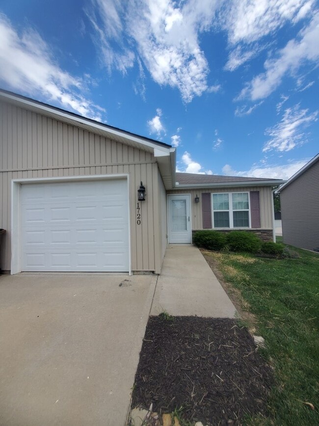 Building Photo - Freshly Updated, One Level Ranch, No Steps...