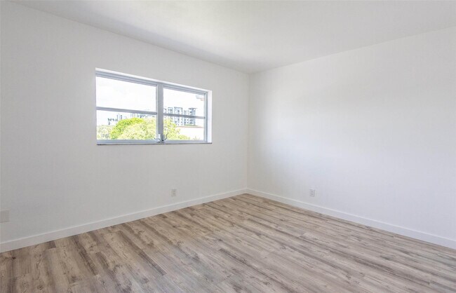 Building Photo - 651 Pine Dr