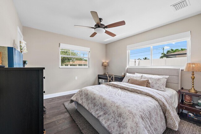 Building Photo - 8 Windsor Rd W