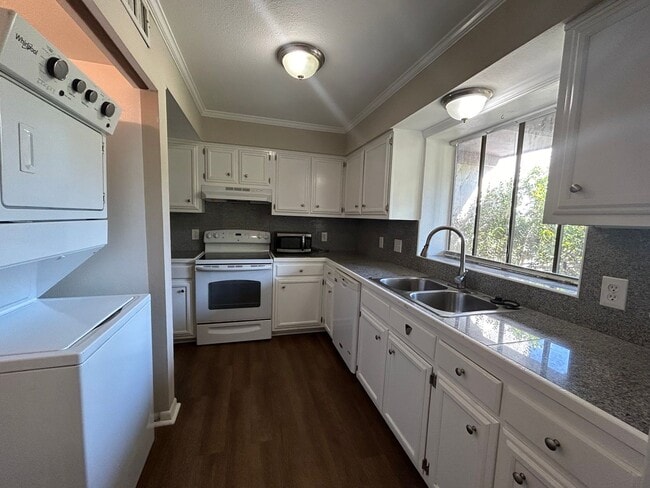 Building Photo - Spacious Town Home