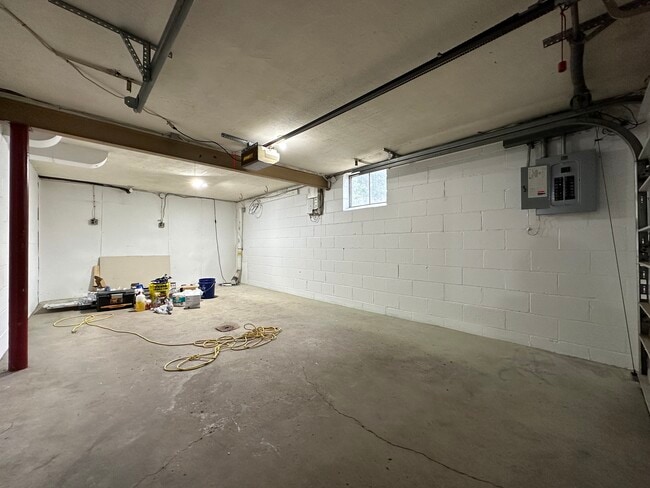 Building Photo - 152 Elmwood Dr
