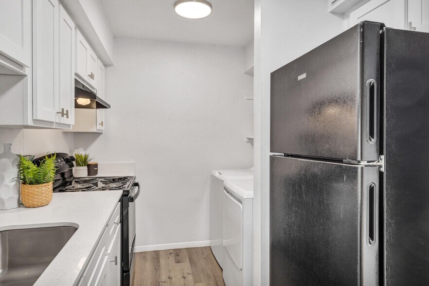 Building Photo - 1735 Rutland Dr