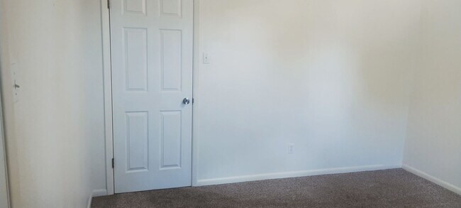 Building Photo - 3 Bed 2 Bath Home!