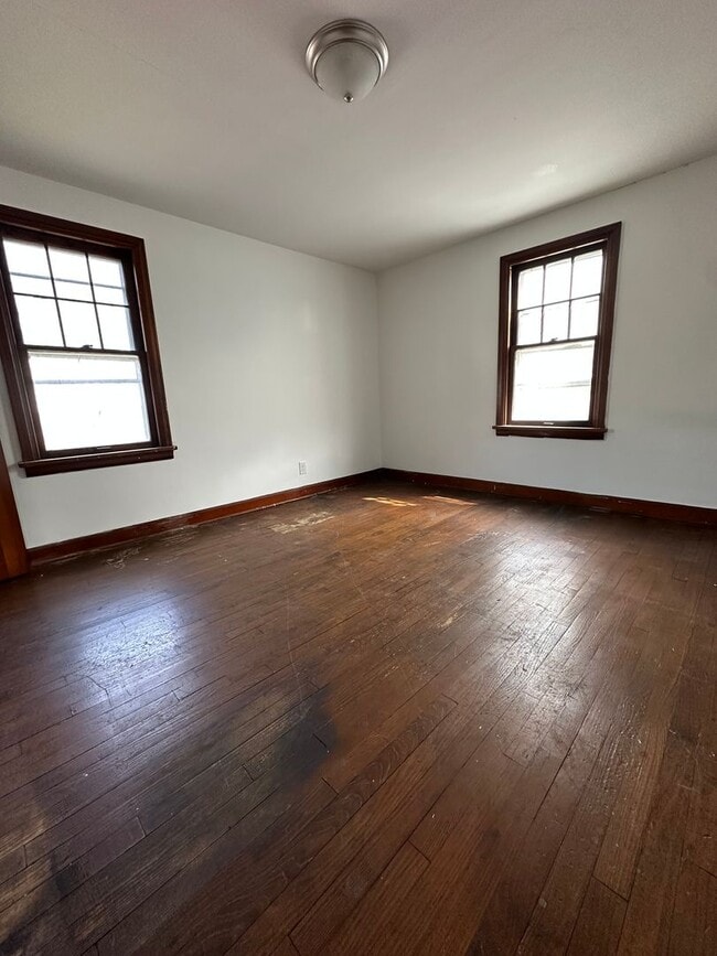 Building Photo - 3 Bedroom Home with Attached Garage