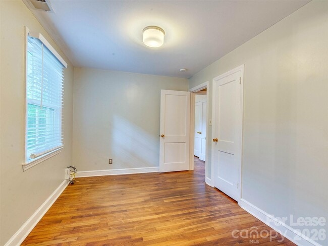 Building Photo - 2329 Kingsbury Dr