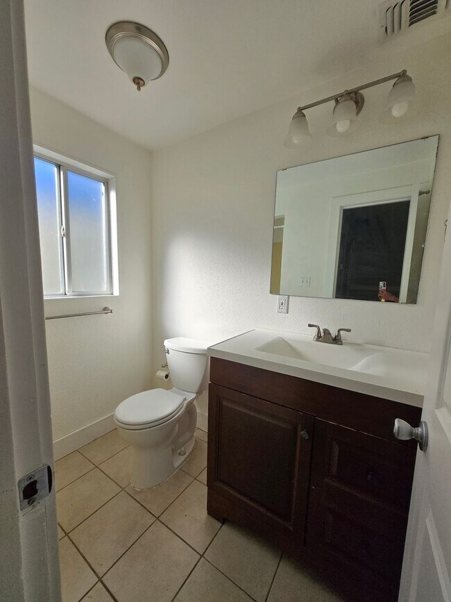 Building Photo - Cute 2 Story Home