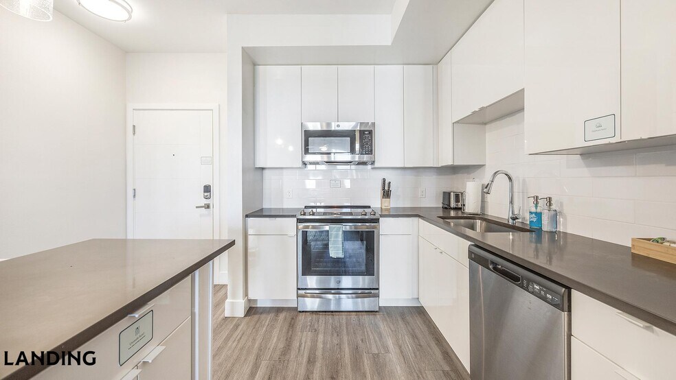 Building Photo - 4950 W Prescott St