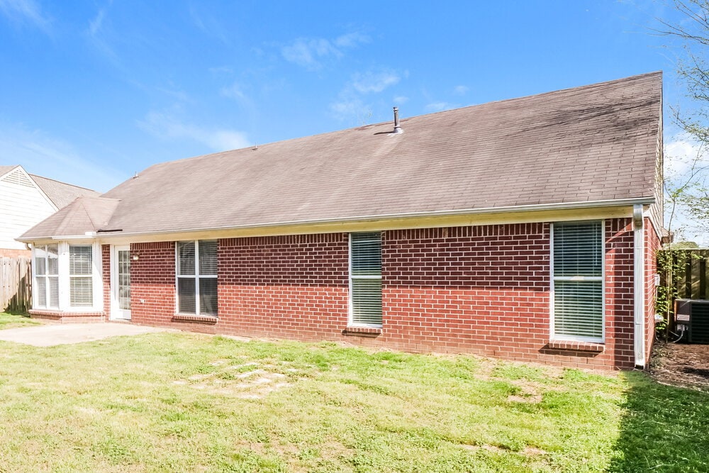 Building Photo - 7875 Sarah Ann Dr S