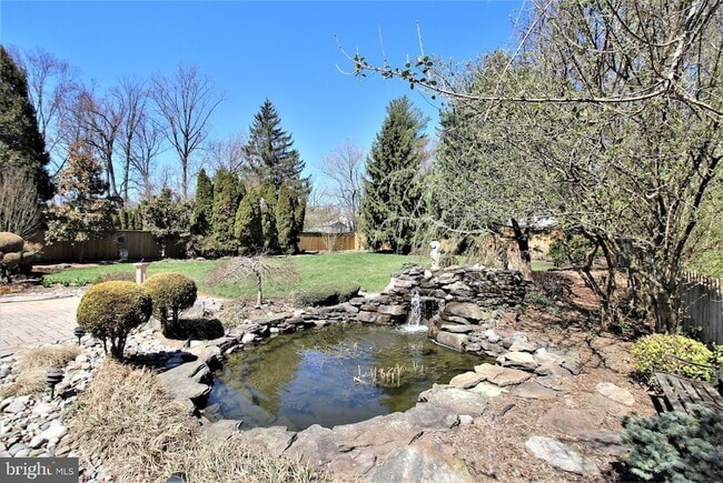 Building Photo - 5905 Lone Oak Dr