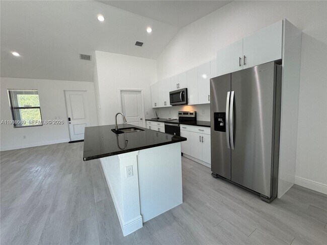 Building Photo - 6018 Acorn Cir