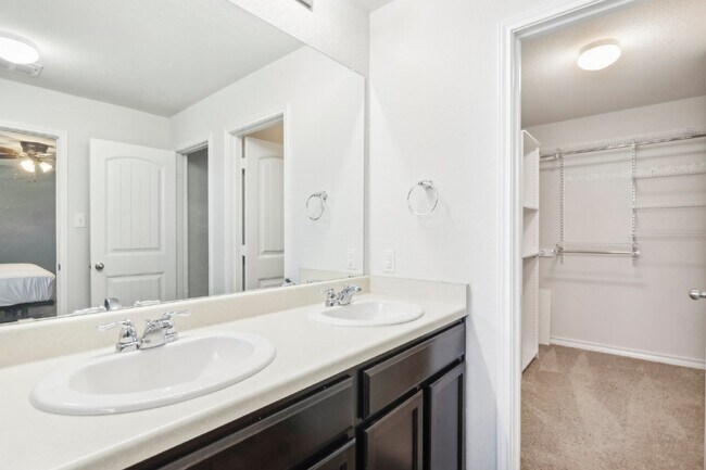 Building Photo - "Charming 4-Bedroom Oasis with custom fini...
