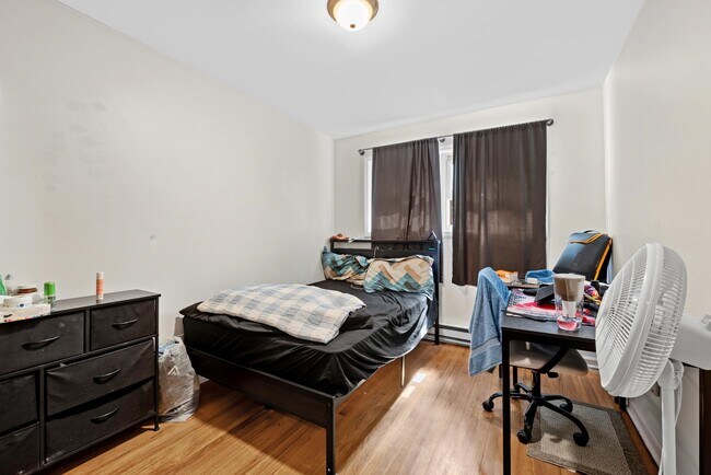 Building Photo - 313 9th St