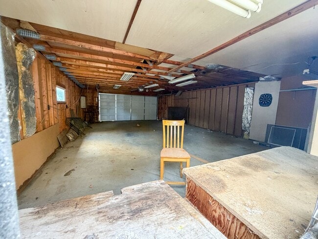 Building Photo - 609 N Edmunds- 3 bedroom, 1.5 bathroom house with a large garage, off street parking and central AC.