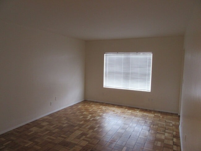 Building Photo - 807 Cherry St