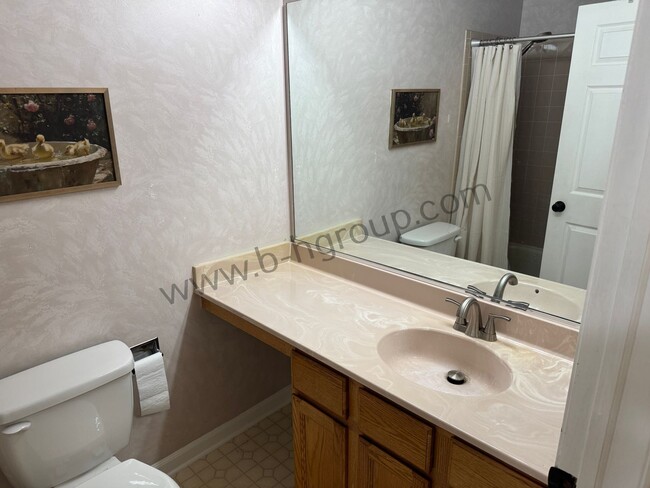 Building Photo - Rare Find!