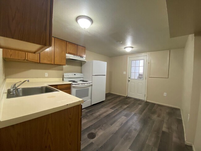 Building Photo - 805 6th St