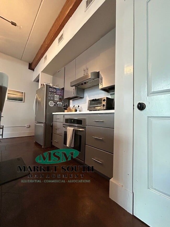 Building Photo - CONTEMPORARY STARLAND LOFT!