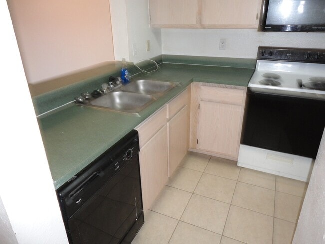 Building Photo - 3/3 Top Floor Unit Windsor Park