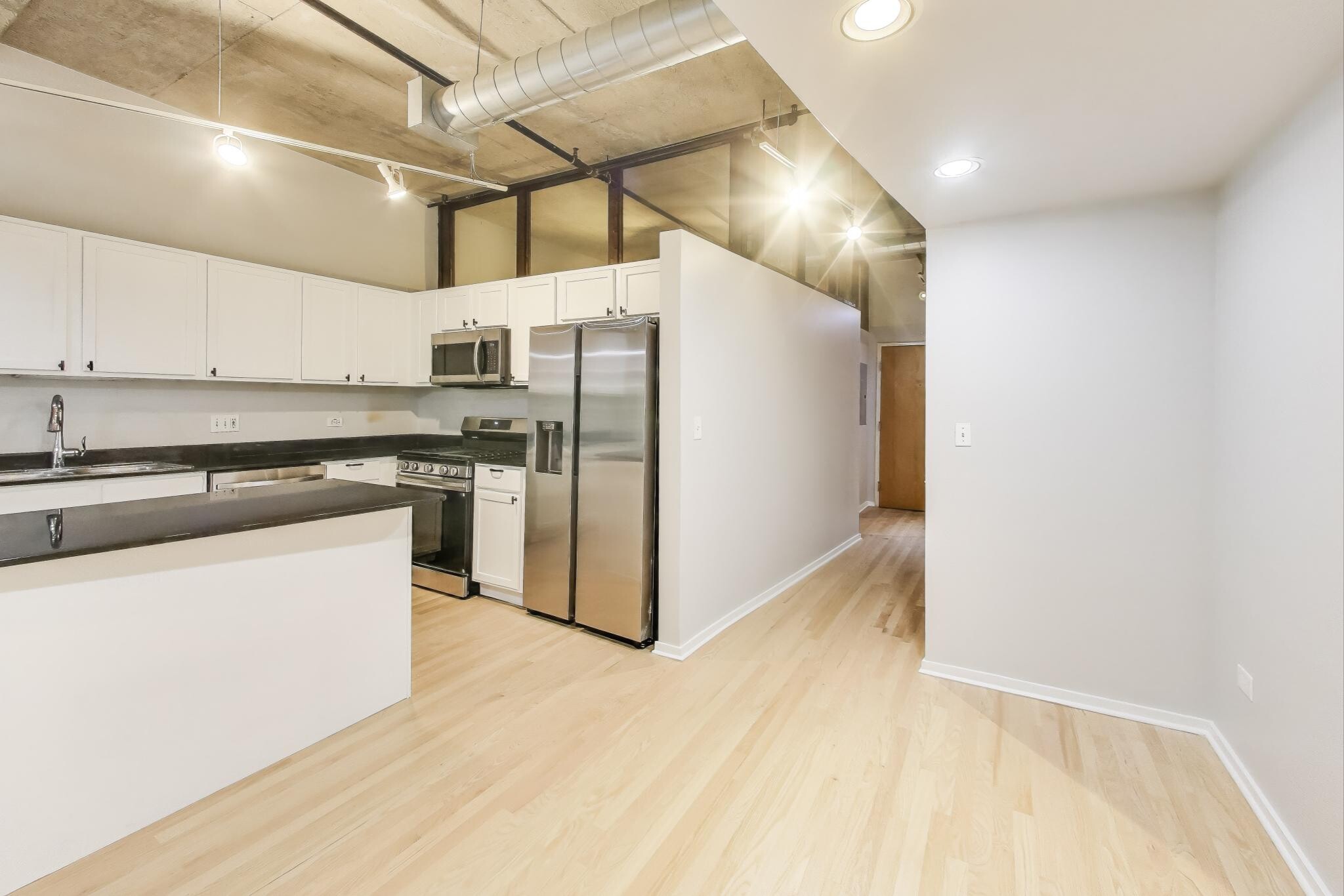 Building Photo - 933 W Van Buren St