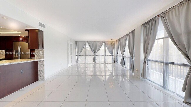 Building Photo - 1000 Parkview Dr