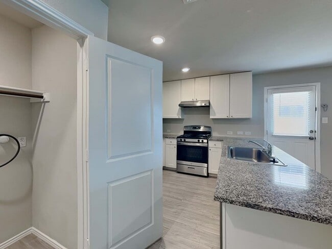 Building Photo - 5719 Leon Pl