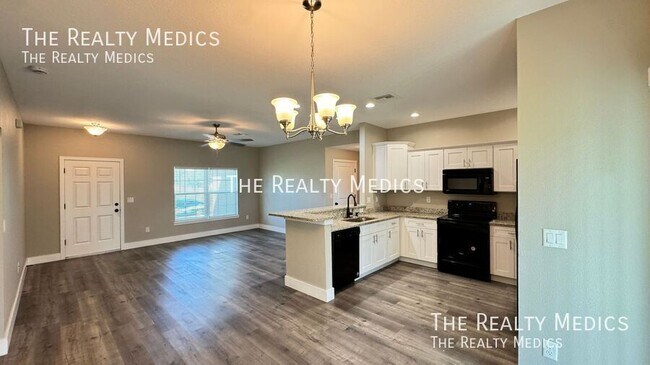 Building Photo - 8833 Hampshire Dr