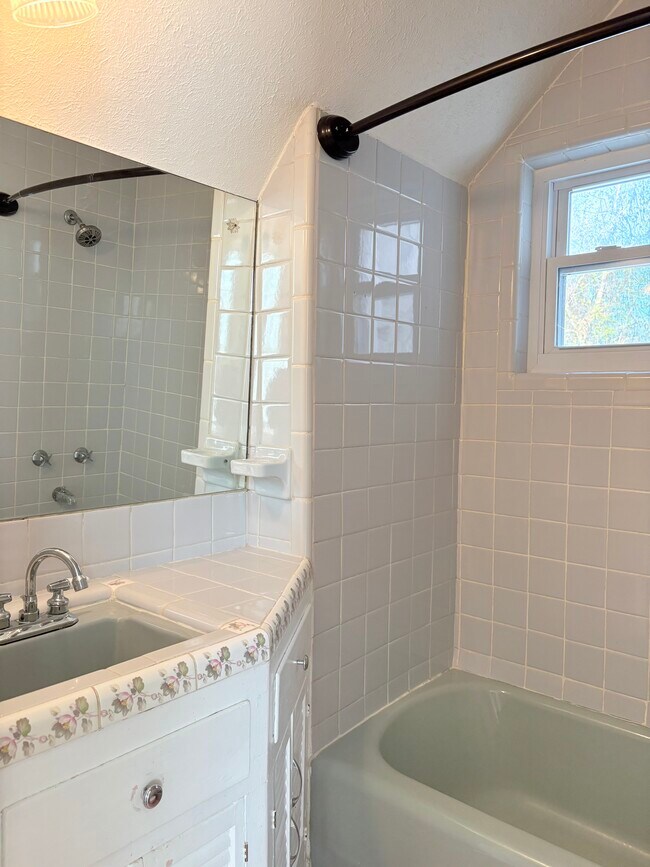 Building Photo - 707 Edgewood St