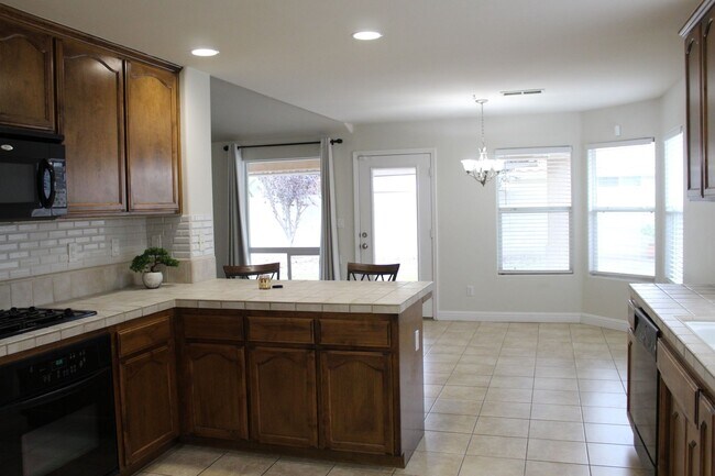 Building Photo - Beautiful Spacious Home for Rent Near Hosking and Mckee Area