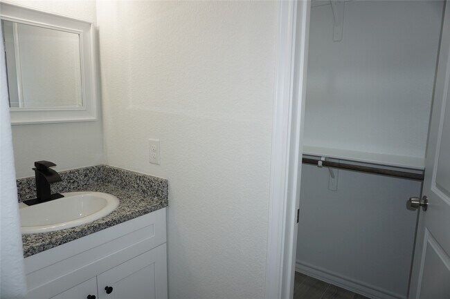 Building Photo - 9980 Calendar St