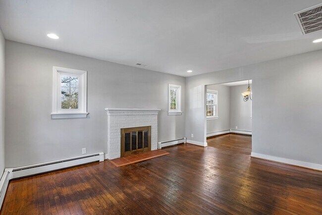 Building Photo - ADORABLE BUNGALOW IN LAKESIDE