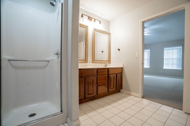 Building Photo - 3 bed 2 Bath townhome in a great location