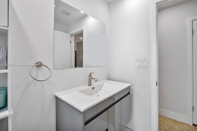Building Photo - 9570 Jamaica Dr