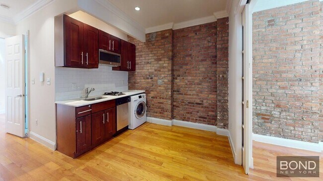 Building Photo - 610 E 9th St