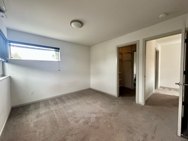 Building Photo - East Queen Anne Townhouse
