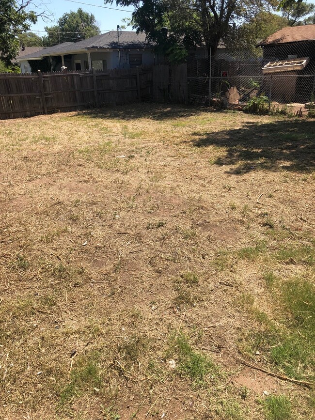 Building Photo - CUTE HOME WITH 2 BEDROOMS, 1 BATHROOM, 1 CAR GARAGE