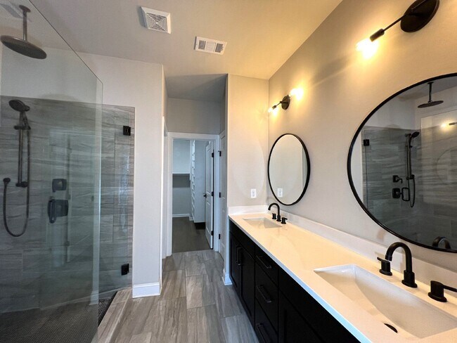 Building Photo - 4353 Parkside Pl