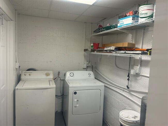 Building Photo - 3050 NW 5th Ct