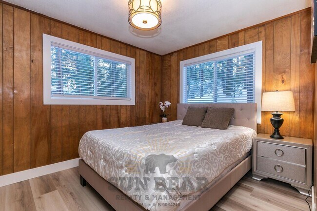 Building Photo - Bright Home in Incline!