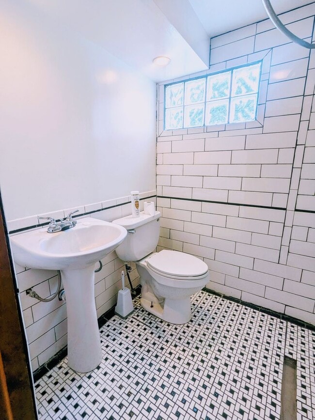 Building Photo - 3 bd, 1.5 ba house, N  Central location, f...