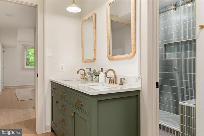 Building Photo - 4386 Lakewood Dr