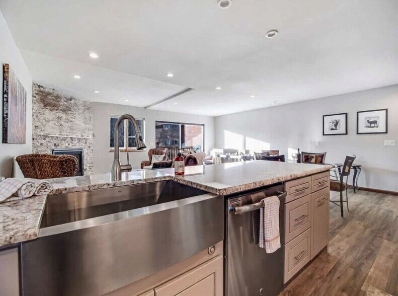 Building Photo - 743 Lagoon Dr