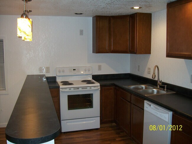 Building Photo - 805 S Osteopathy Ave