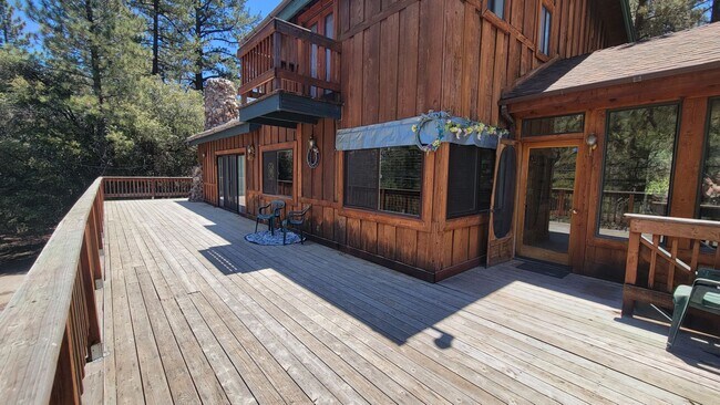 Building Photo - Spacious 6 Bedroom 5 Bathroom Within Walki...